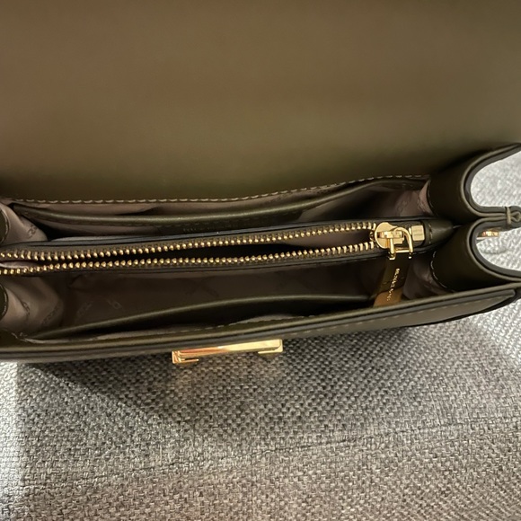 COPY - Michael Kors crossbody - Picture 3 of 5